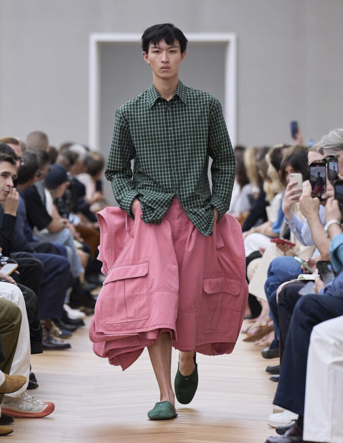 Modelo de la marca Dior Homme desfilando con unos pantalones muy grandes, estilo XXL, en el desfile de la temporada primavera/verano 2026