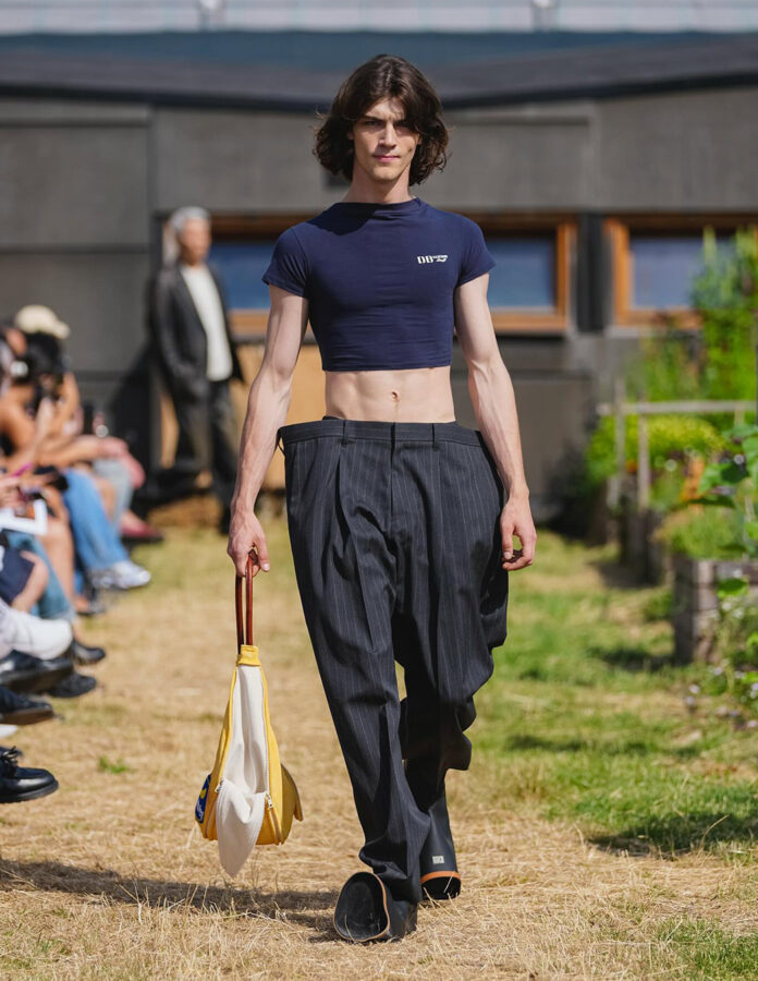 Modelo de la marca Doublet desfilando con unos pantalones muy grandes, estilo XXL, en el desfile de la temporada primavera/verano 2026
