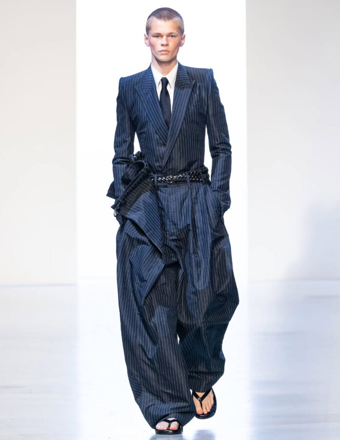 Modelo de la marca Juun.J desfilando con unos pantalones muy grandes, estilo XXL, en el desfile de la temporada primavera/verano 2026