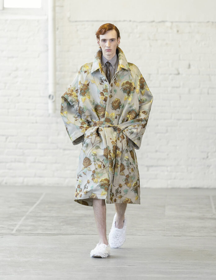 Modelo del desfile de Hed Mayner desfilando en la pasarela con un look con estampado de flores.