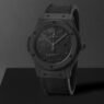 Reloj Hublot Classic Fusion Yohji Yamamoto All Black Camo con caja de cerámica negra mate y esfera camuflaje monocromática.