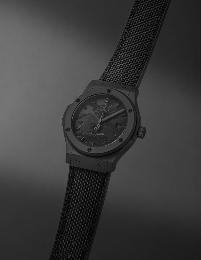 Reloj Hublot Classic Fusion Yohji Yamamoto All Black Camo visto en ángulo con correa de tejido negro.