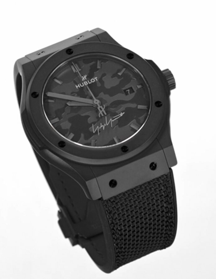 Hublot Classic Fusion Yohji Yamamoto All Black Camo con bisel de cerámica negra y tornillos en forma de H.