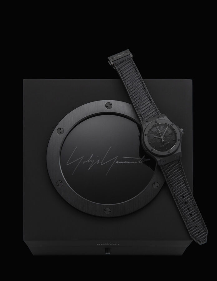 Estuche del Hublot Classic Fusion Yohji Yamamoto All Black Camo con la firma del diseñador japonés.