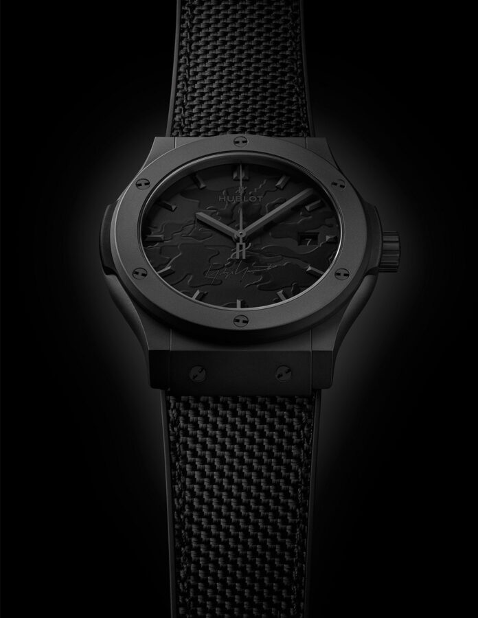 Detalle de la esfera del Hublot Classic Fusion Yohji Yamamoto All Black Camo con firma del diseñador japonés.