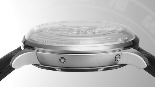 Perfil de la caja de acero inoxidable del Maurice Lacroix 1975 Master Grand Date Retrograde con cristal de zafiro abombado