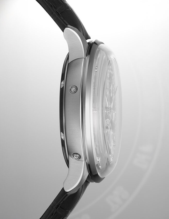 Vista lateral del Maurice Lacroix 1975 Master Grand Date Retrograde con correa de piel negra y sistema Easy Strap Exchange