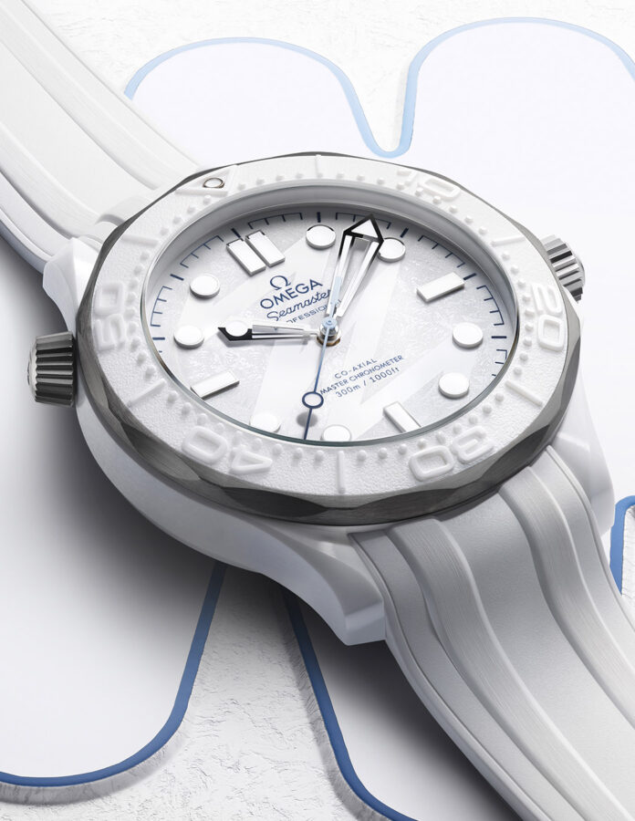 Detalle del OMEGA Seamaster Diver 300M Milano Cortina 2026 en cerámica blanca con bisel de inmersión grabado a láser