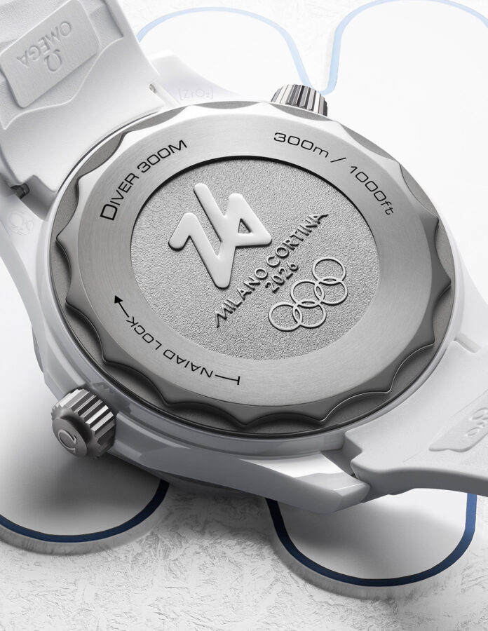 Fondo de caja del OMEGA Seamaster Diver 300M Milano Cortina 2026 con emblema olímpico grabado en titanio