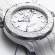 OMEGA celebra los Juegos de Invierno con un Diver 300M de 43,5 mm: así es el Seamaster Milano Cortina 2026 OMEGA Seamaster Diver 300M Milano Cortina 2026 con esfera blanca de cerámica y correa de caucho integrada