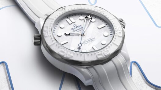 OMEGA Seamaster Diver 300M Milano Cortina 2026 con esfera blanca de cerámica y correa de caucho integrada