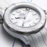 OMEGA Seamaster Diver 300M Milano Cortina 2026 con esfera blanca de cerámica y correa de caucho integrada