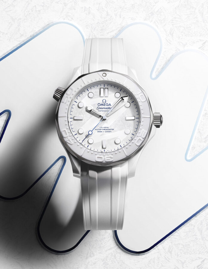 Vista frontal del OMEGA Seamaster Diver 300M Milano Cortina 2026 con agujas e índices luminiscentes