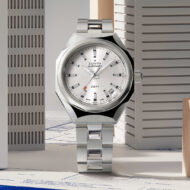 Zenith rescata su reloj DEFY A3643 de 1969 y lo clava: 37 mm, esfera plateada y una elegancia suprema Zenith DEFY Revival A3643 con esfera plateada y brazalete escalera posado sobre planos técnicos