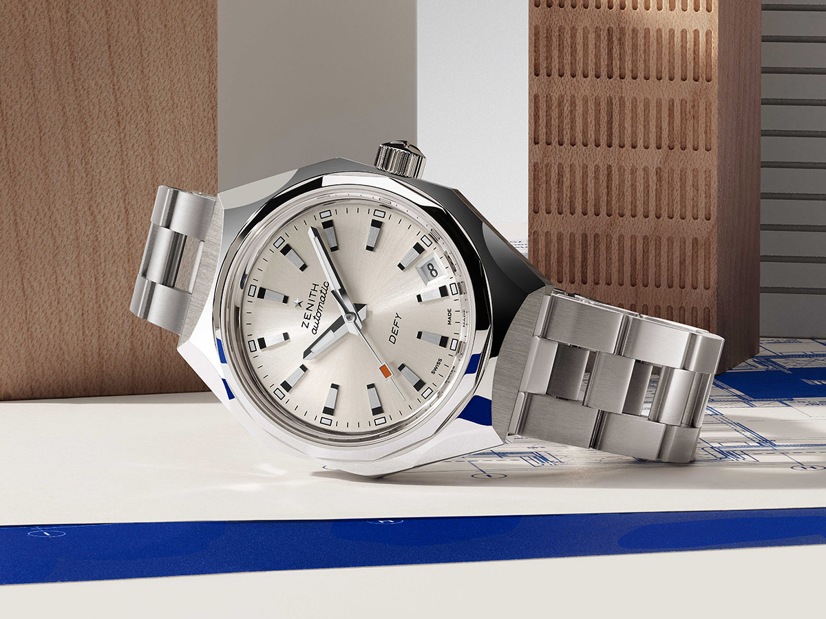 Perfil del Zenith DEFY Revival A3643 mostrando la caja facetada de acero y el brazalete escalera diseñado por Gay Frères