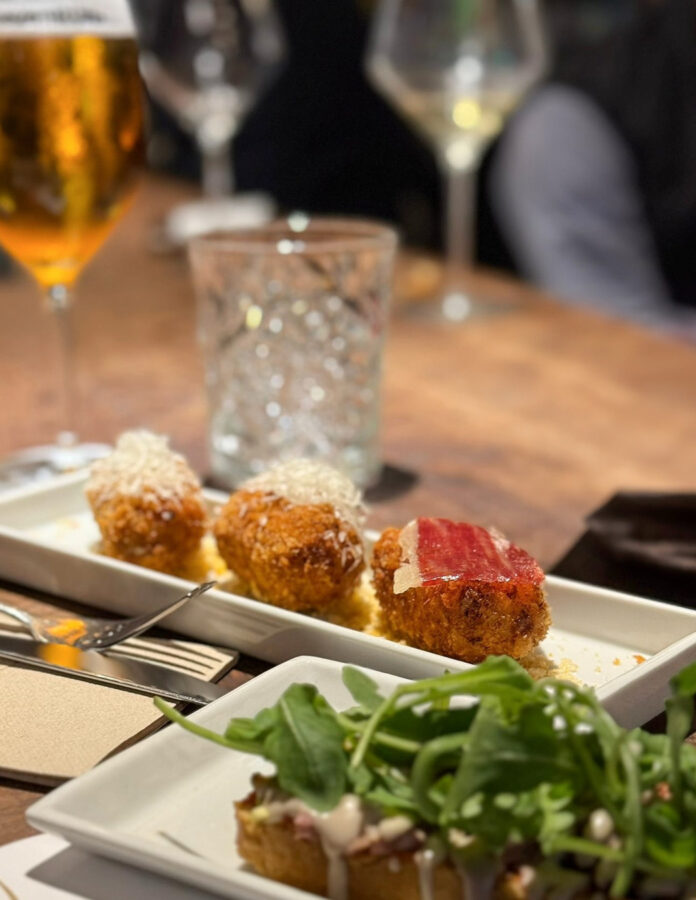 Croquetas de cecina de León con nieve de parmesano servidas en el restaurante Ferretería de Madrid