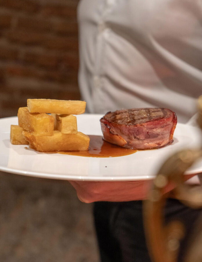 Solomillo de ternera marinado con salsa de cebolla caramelizada y setas en Ferretería Madrid