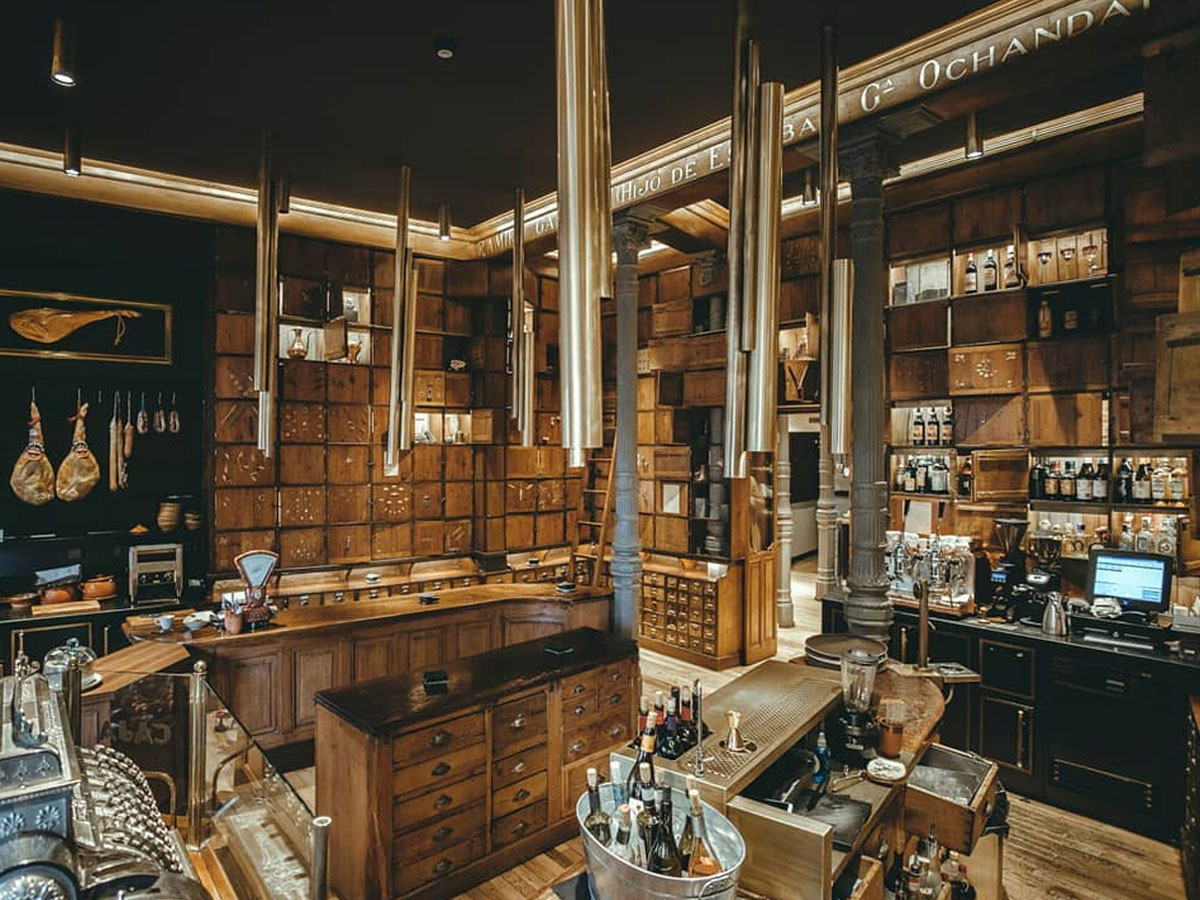 Barra principal del restaurante Ferretería en Madrid, con muebles originales y estética de antigua ferretería
