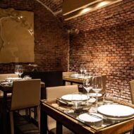 Cenamos en Ferretería y esto fue lo que pedimos en uno de los restaurantes con más historia de Madrid Salón comedor del restaurante Ferretería de Madrid