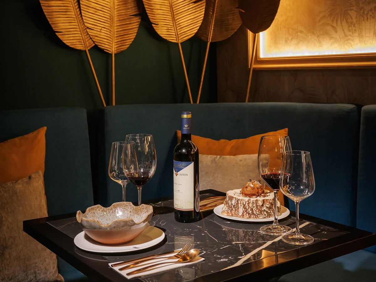 Salón comedor del Restaurante Corsario Madrid (ubicado en Madrid Centro)