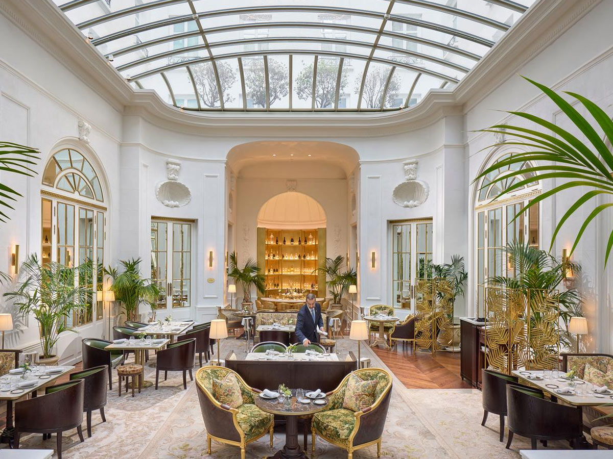 Salón comedor del Restaurante Palm Court ubicado en el hall del hotel Ritz (Barrio del Retiro)
