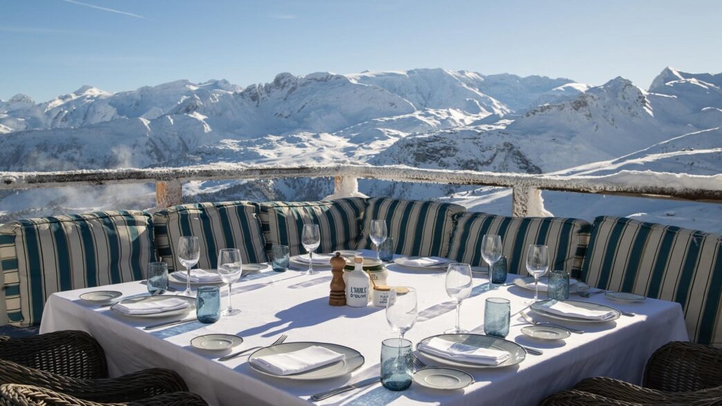 Vistas a la montaña nevada del restaurante Bagatelle, en Courchevel 1850,