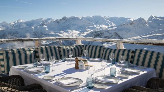 Vistas a la montaña nevada del restaurante Bagatelle, en Courchevel 1850,