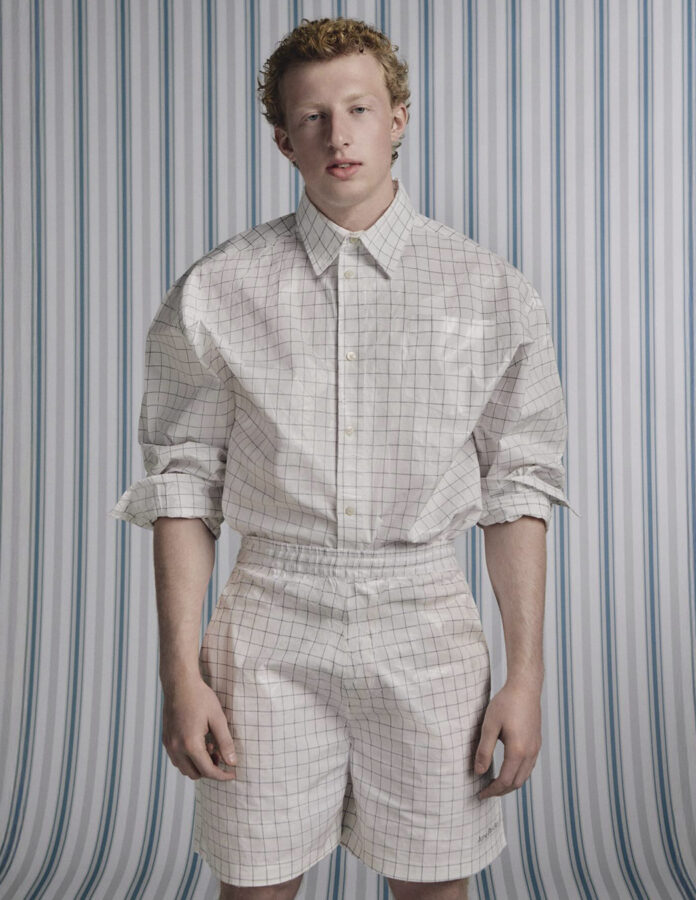 modelo de la firma Acne Studios desfilando con un look con tejido de micro cuadros en el desfile de la temporada primavera 2026