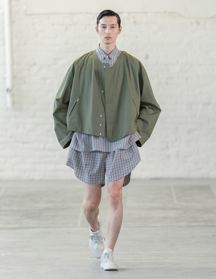 modelo de la firma Hed Mayner desfilando con un look con tejido de micro cuadros en el desfile de la temporada primavera 2026