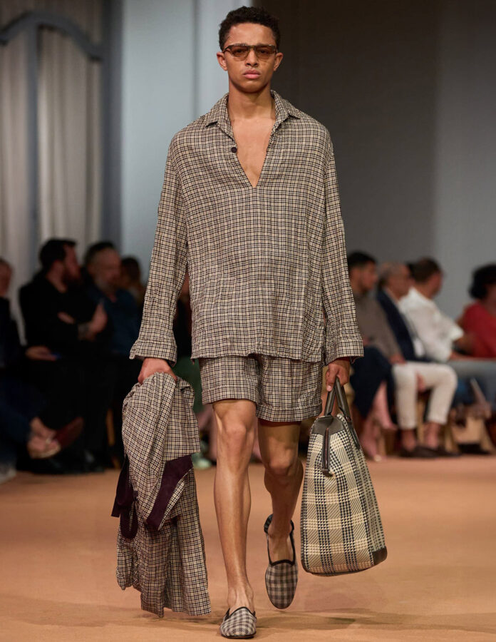 modelo de la firma Zegna desfilando con un look con tejido de micro cuadros en el desfile de la temporada primavera 2026