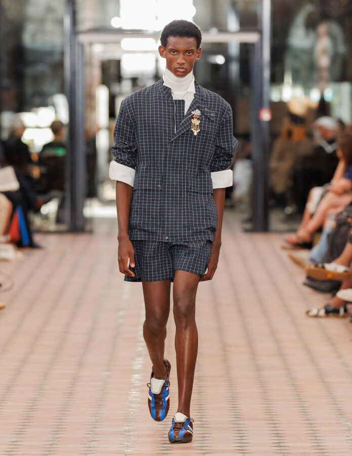 modelo de la firma Wales Bonner desfilando con un look con tejido de micro cuadros en el desfile de la temporada primavera 2026