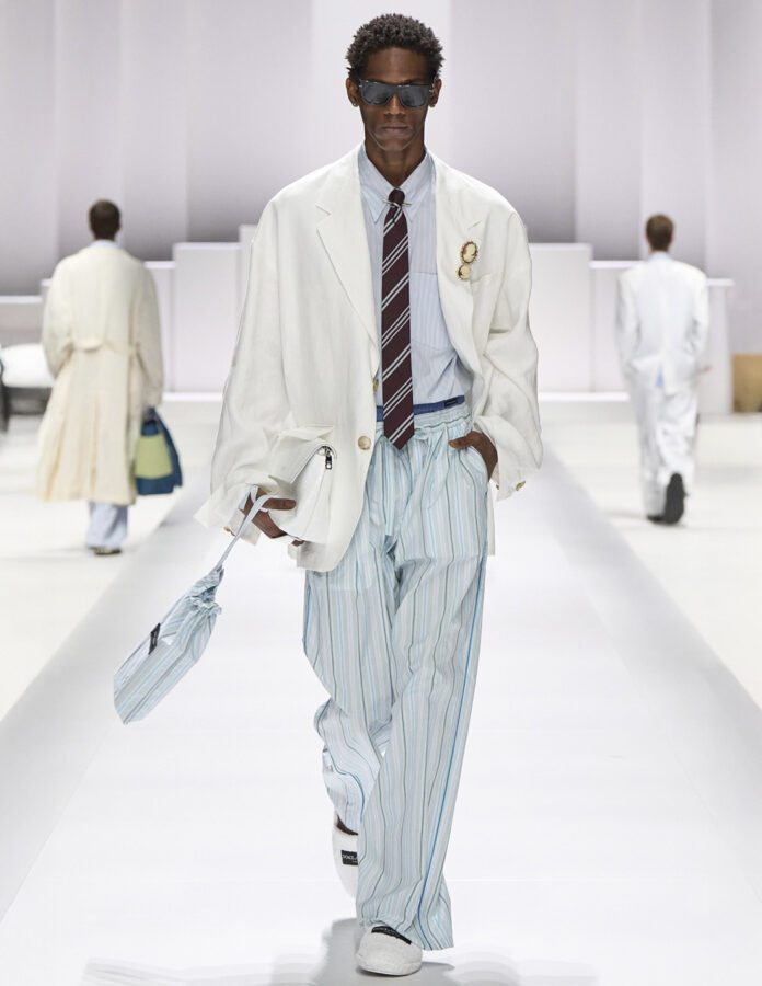 modelo de la firma Dolce & Gabbana durante el desfile de la temporada primavera/verano 2026 vistiendo la tendencia de camisas a rayas con corbata