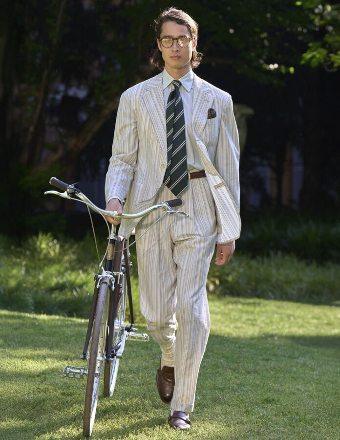 modelo de la firma Dunhill durante el desfile de la temporada primavera/verano 2026 vistiendo la tendencia de camisas a rayas con corbata