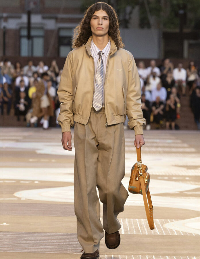 modelo de la firma Louis Vuitton durante el desfile de la temporada primavera/verano 2026 vistiendo la tendencia de camisas a rayas con corbata