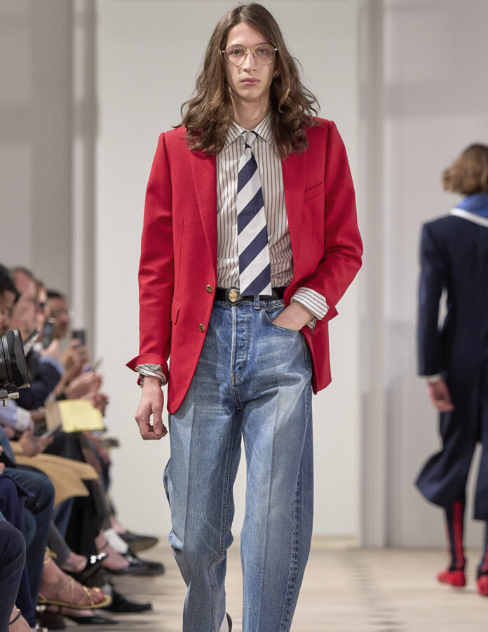 modelo de la firma Celine durante el desfile de la temporada primavera/verano 2026 vistiendo la tendencia de camisas a rayas con corbata