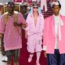 Desfiles de moda masculina de la temporada primavera 2026 con varios modelos de diferentes firmas desfilando en la pasarela con looks de color rosa.