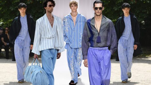 Collage de diferentes modelos masculinos vestidos con pijamas en un desfile