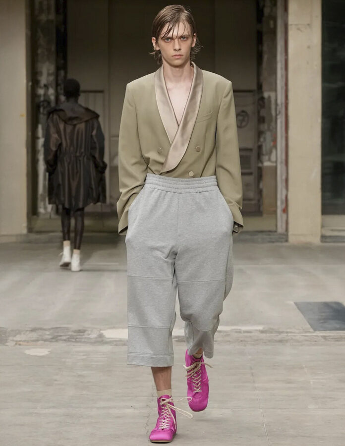 modelo del desfile Dries Van Noten temporada primavera/verano 2026 desfilando con un pantalón de chándal combinado con prendas más elegantes.