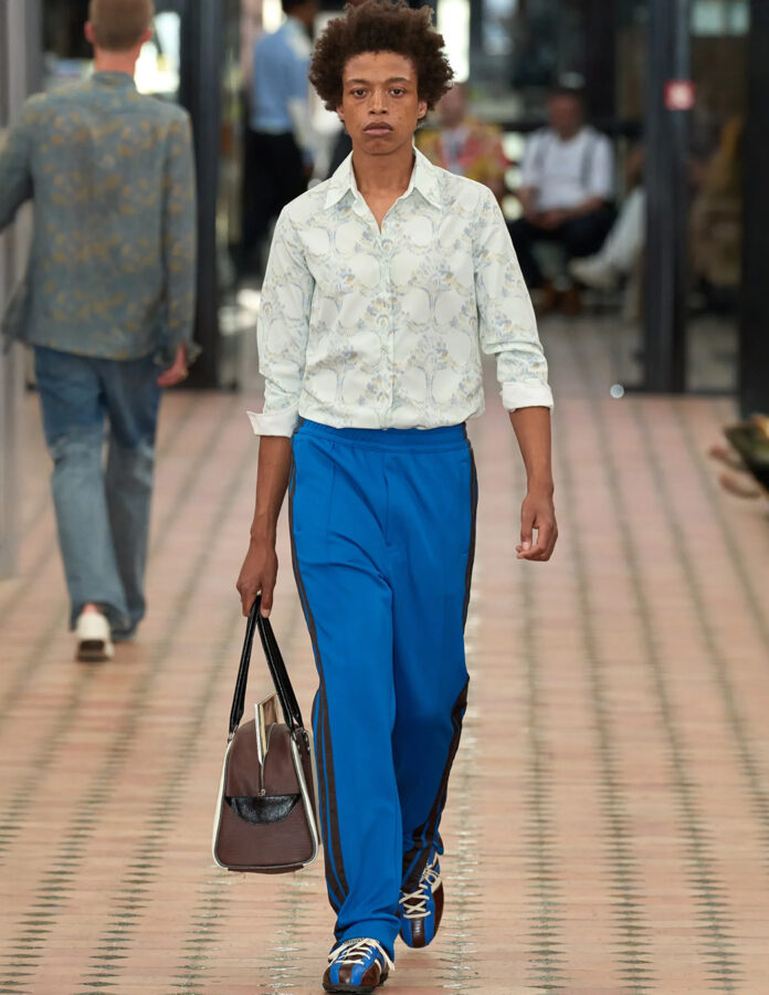 modelo del desfile . Wales Bonner temporada primavera/verano 2026 desfilando con un pantalón de chándal combinado con prendas más elegantes