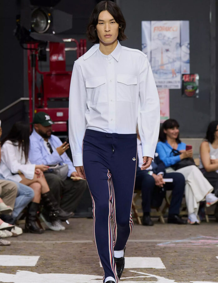 modelo del desfile Fiorucci temporada primavera/verano 2026 desfilando con un pantalón de chándal combinado con prendas más elegantes.