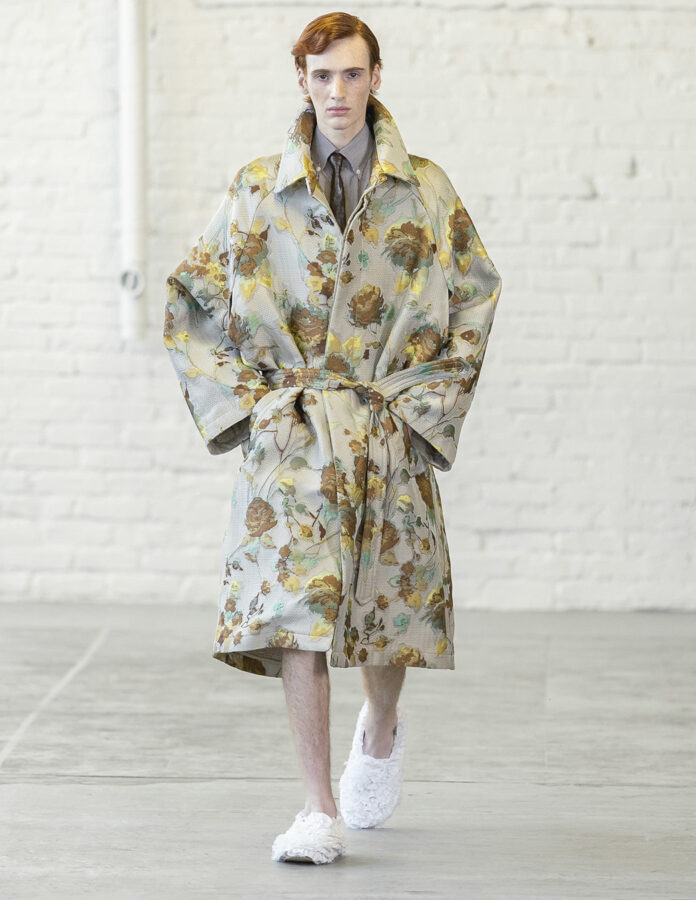 modelo desfilando temporada primavera 2026 para la marca Hed Mayner