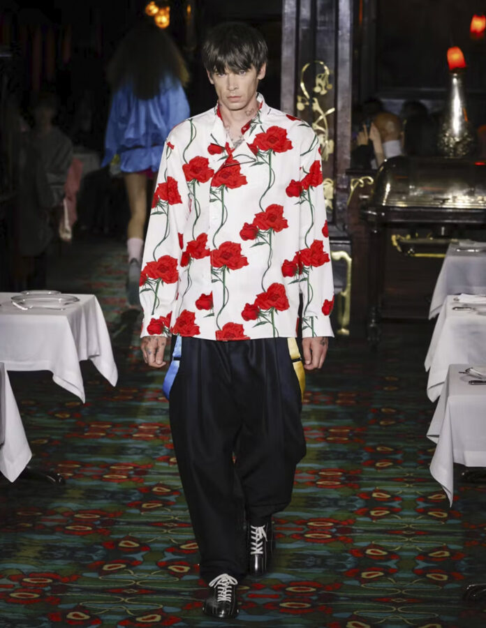 modelo desfilando temporada primavera 2026 para la marca Kenzo