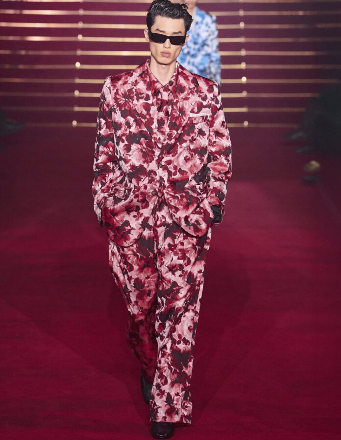 modelo desfilando temporada primavera 2026 para la marca Willy Chavarria