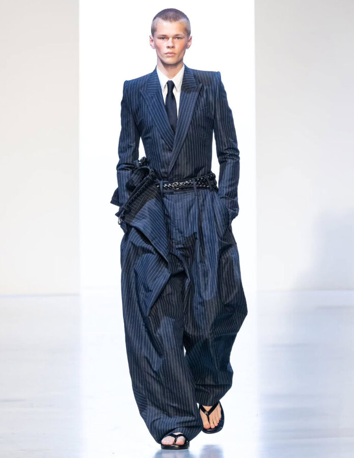 modelo desfilando temporada primavera 2026 para la marca Juun