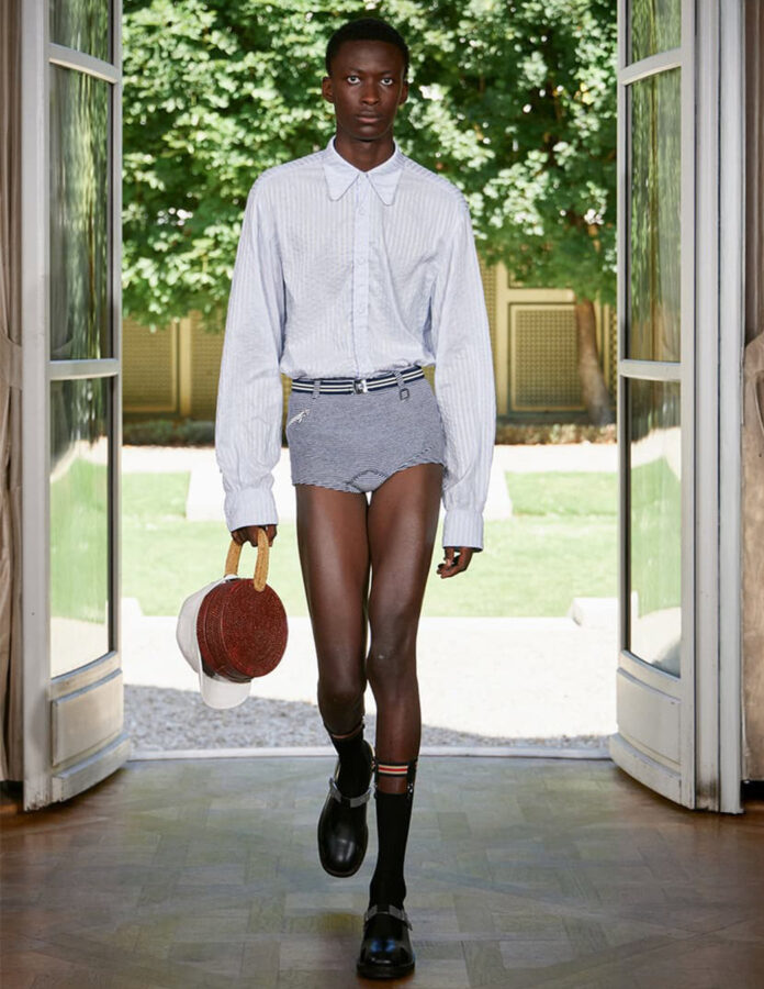 modelo desfilando temporada primavera 2026 para la marca Wooyoungmi