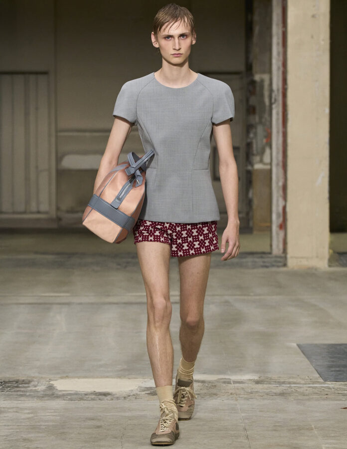 modelo desfilando temporada primavera 2026 para la marca Dries van Noten