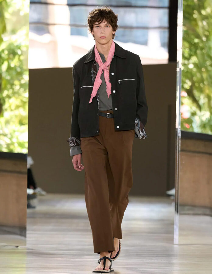 modelo desfilando temporada primavera 2026 para la marca Hermès