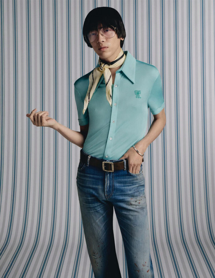 modelo desfilando temporada primavera 2026 para la marca Acne Studios