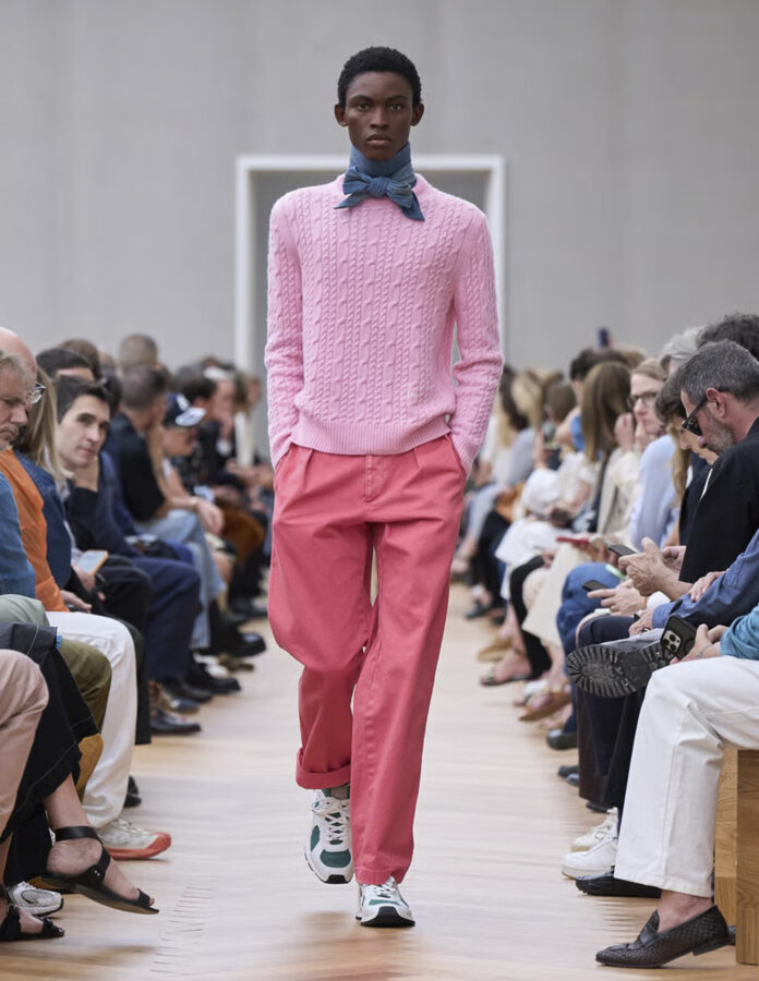 modelo desfilando temporada primavera 2026 para la marca Dior