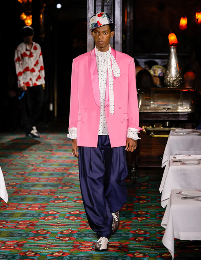 modelo desfilando temporada primavera 2026 para la marca Kenzo